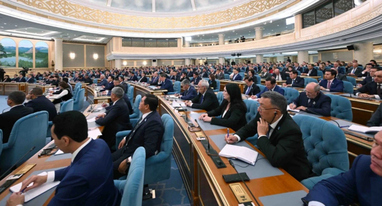 Өте икемді әйелдердің порно фотосуреттері Ақ шалбар порно фото