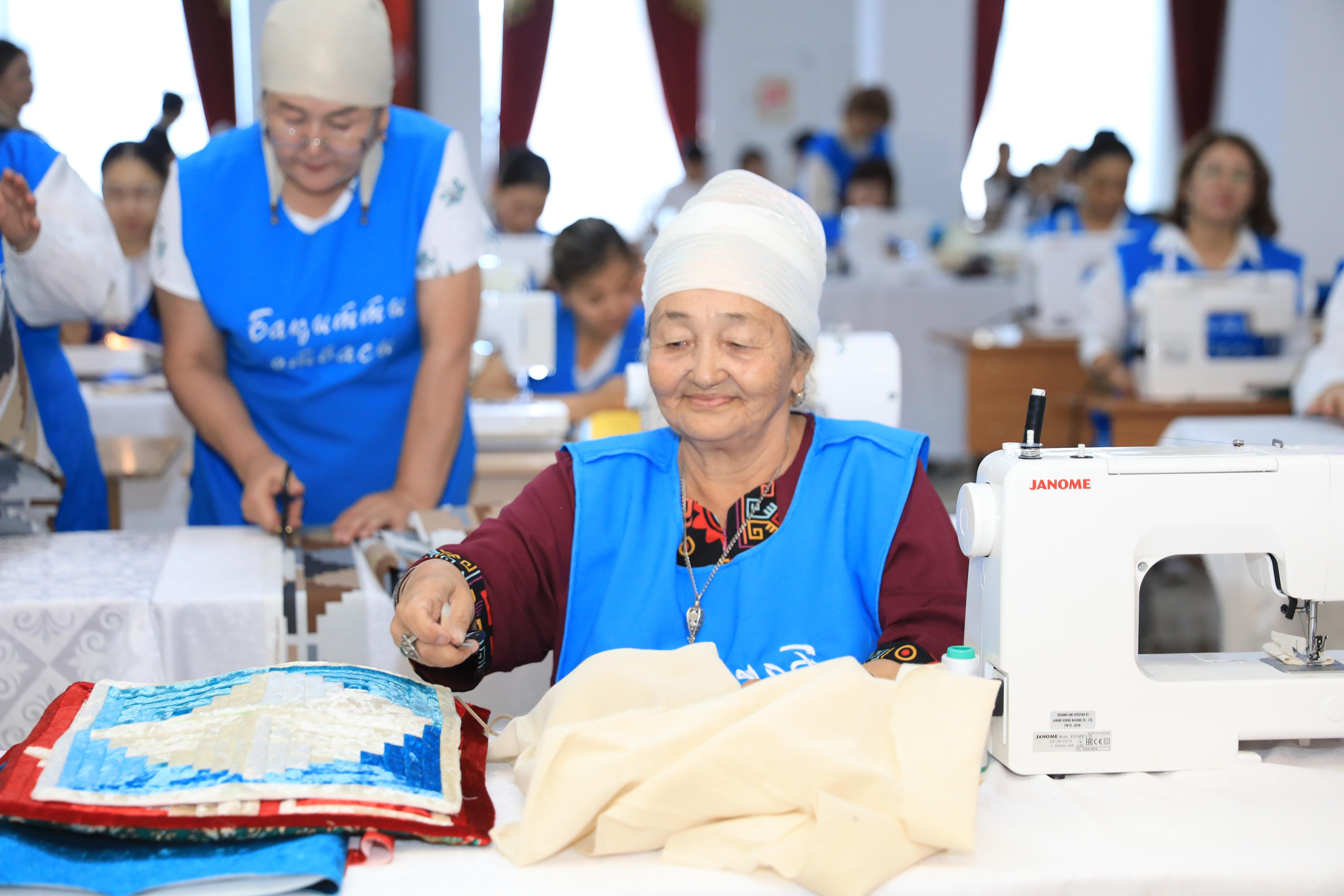 Легинс киген қытайлық әйел Юлиус Циммерманның порно суреттері