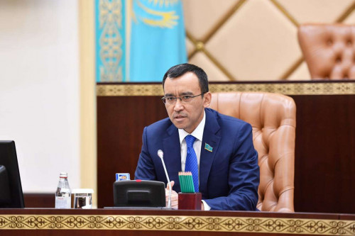 Сенат жиналысы әзілмен басталды