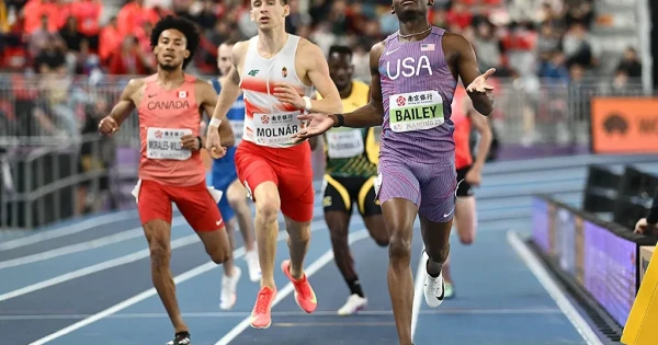 Клубтағы стриптизшілердің жалаңаш суреттері