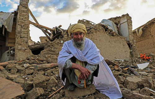 Ауғанстанда зілзаладан кейін мыңдаған адам далада түнеп жүр