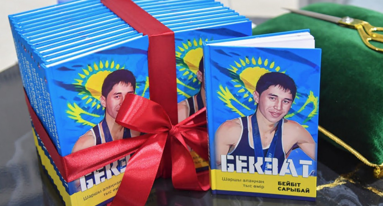 Латекс шұлықтағы әйелді көрсететін аяқпен жұмыс жасайтын порно видео