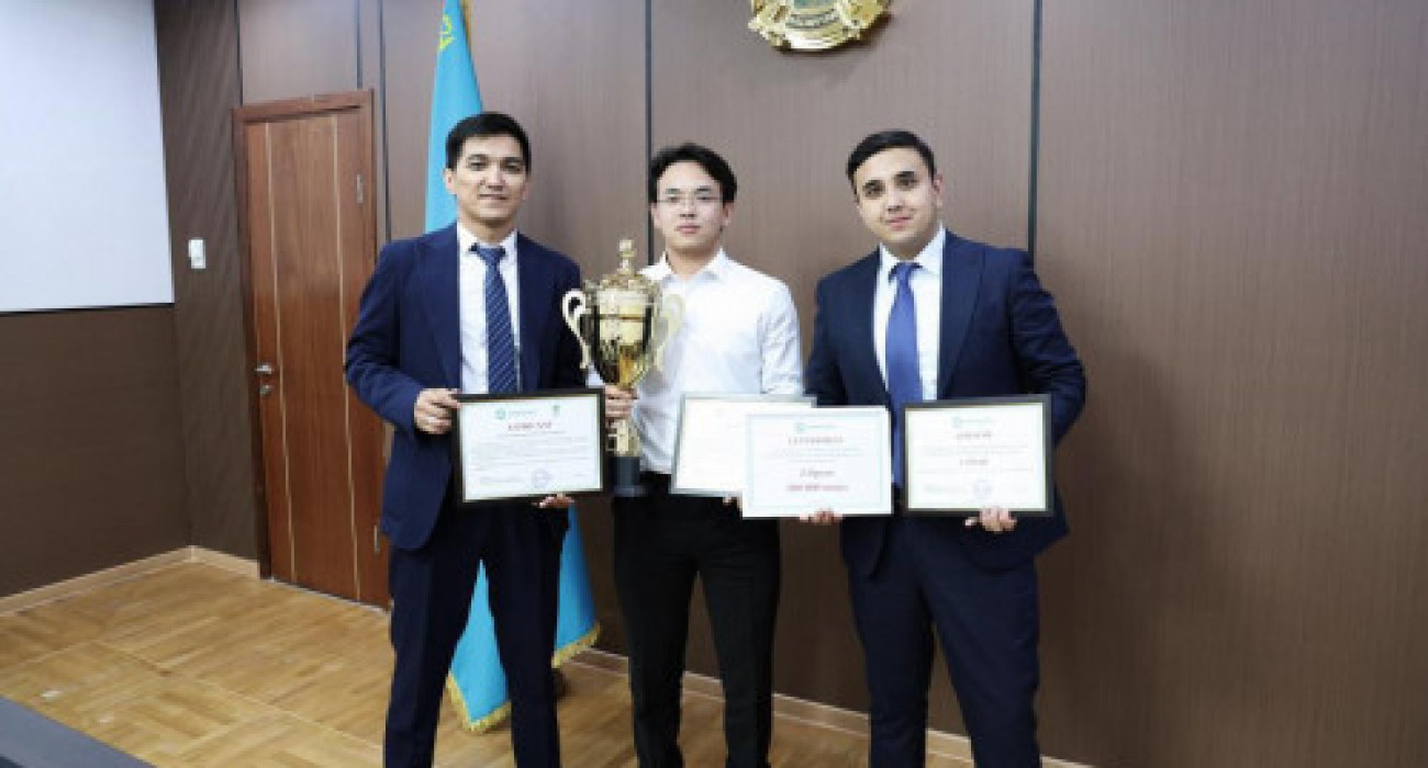 қыздардың жалаңаш бөксесі