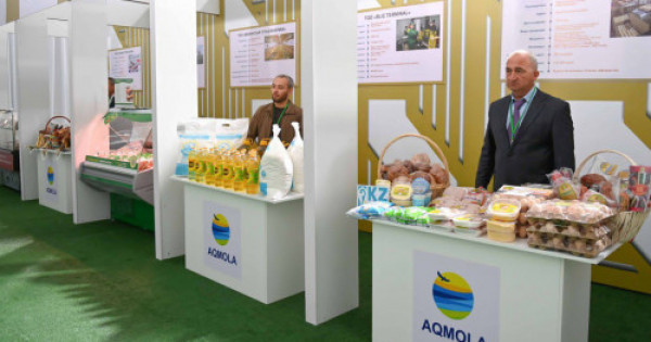 Мүйізді жігіттердің тобы екі азғын порно актрисаны өз жамбасына тартады