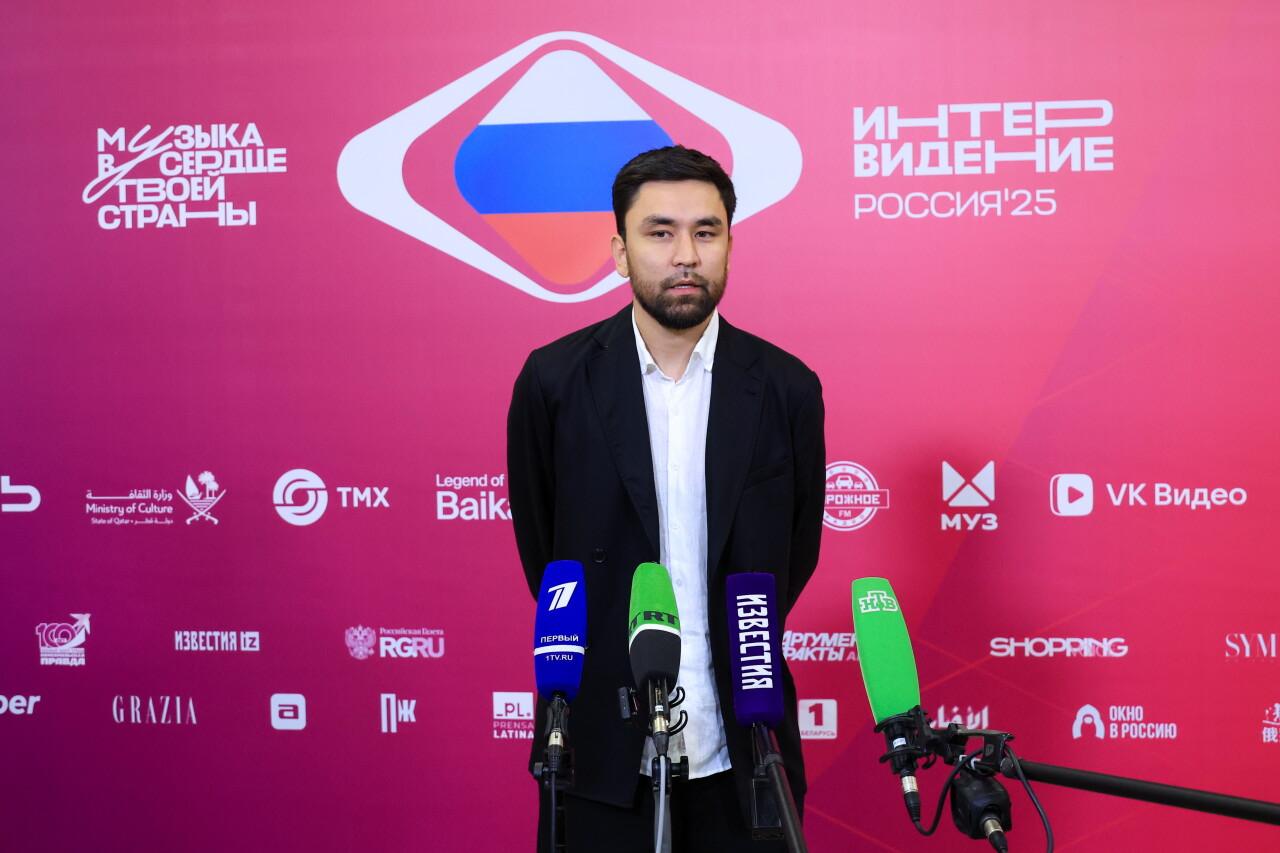 Әміре Мәскеуде ән шырқайды