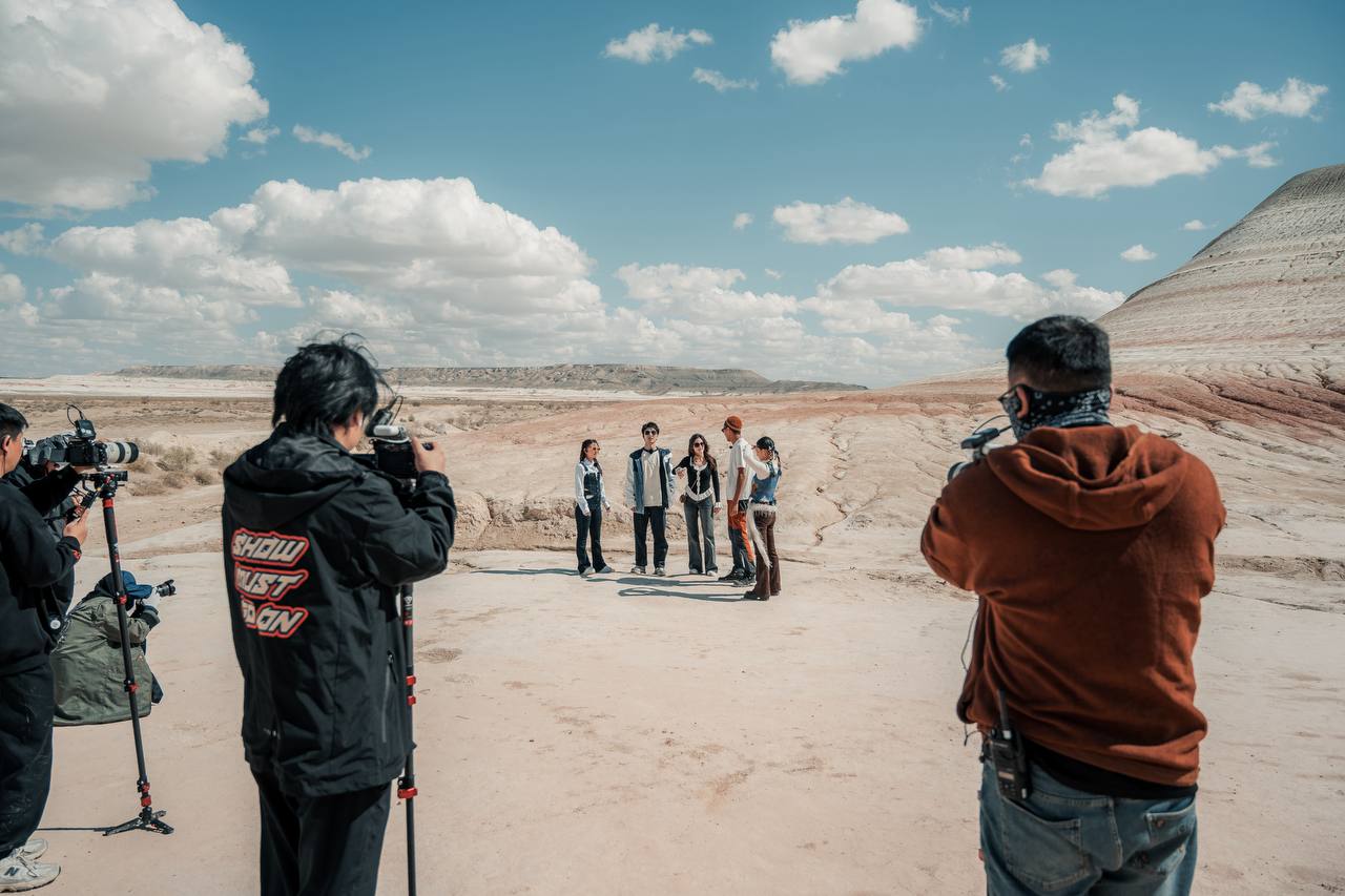 Каспий мен Бозжырада Димаш Құдайбергеннің халықаралық жобасы түсіріліп жатыр