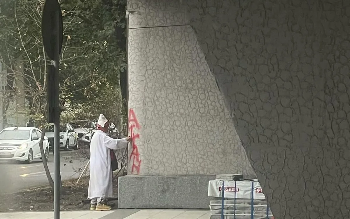 «Аттан»: Амантай қажы көпірге жазу жазғаны үшін айыппұл арқалады