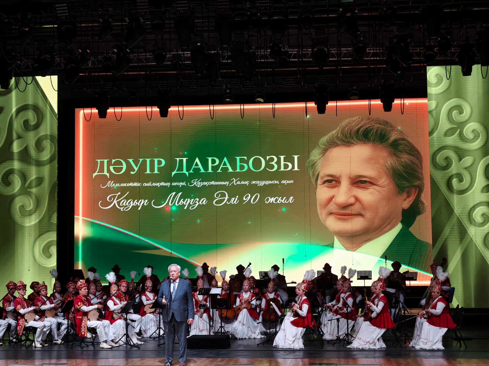 Қытайлық жігіт қытайлық әйелді метрода сиқыды.