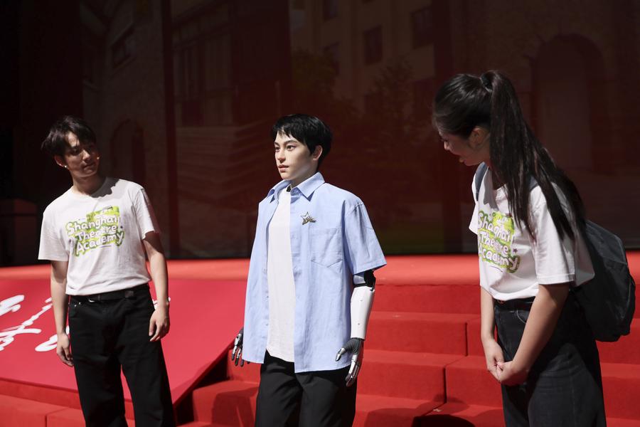 Қытайда алғаш рет робот докторантураға оқуға түсті