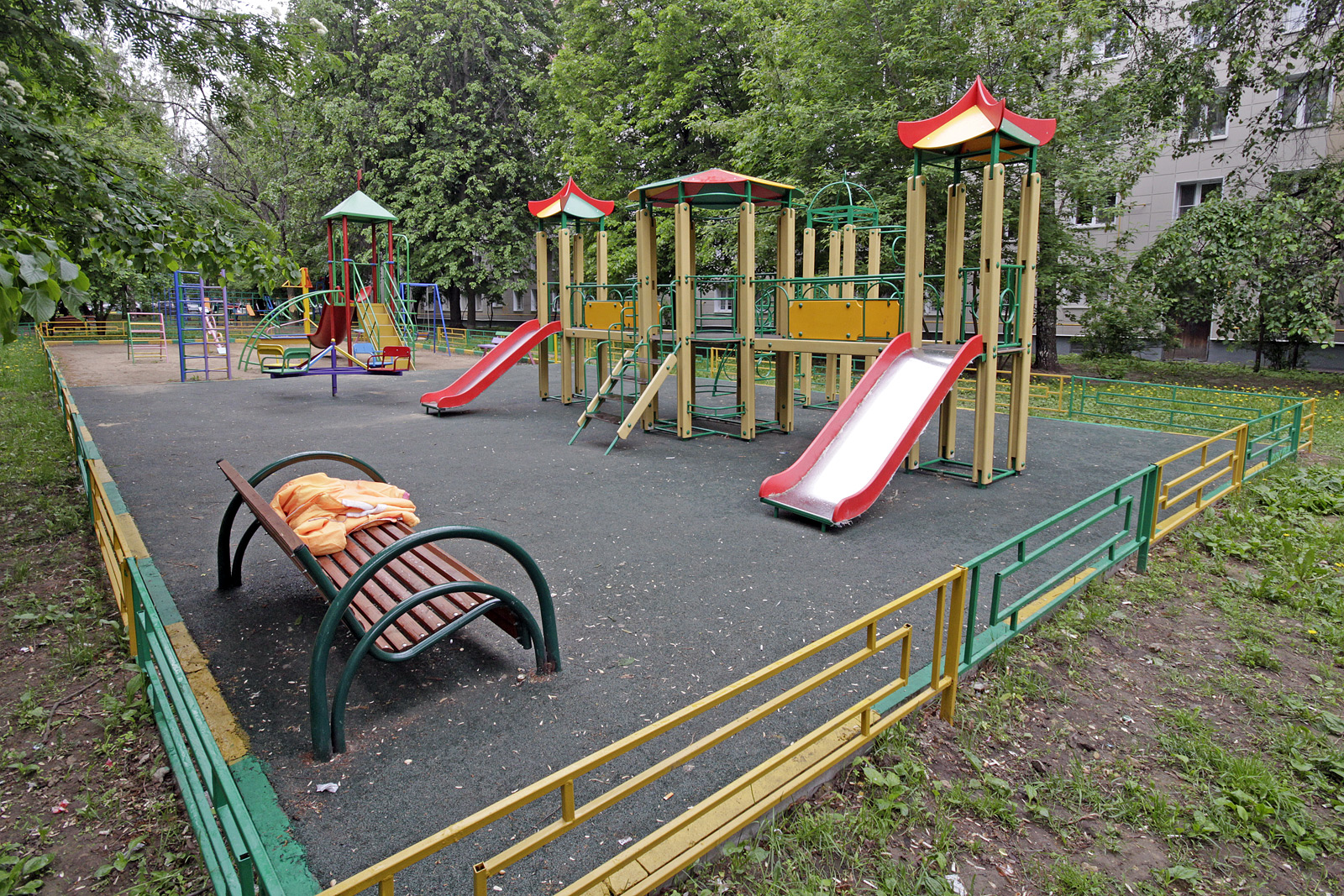 Атырауда ер адам 9 жастағы баланы ойын алаңында соққыға жыққан