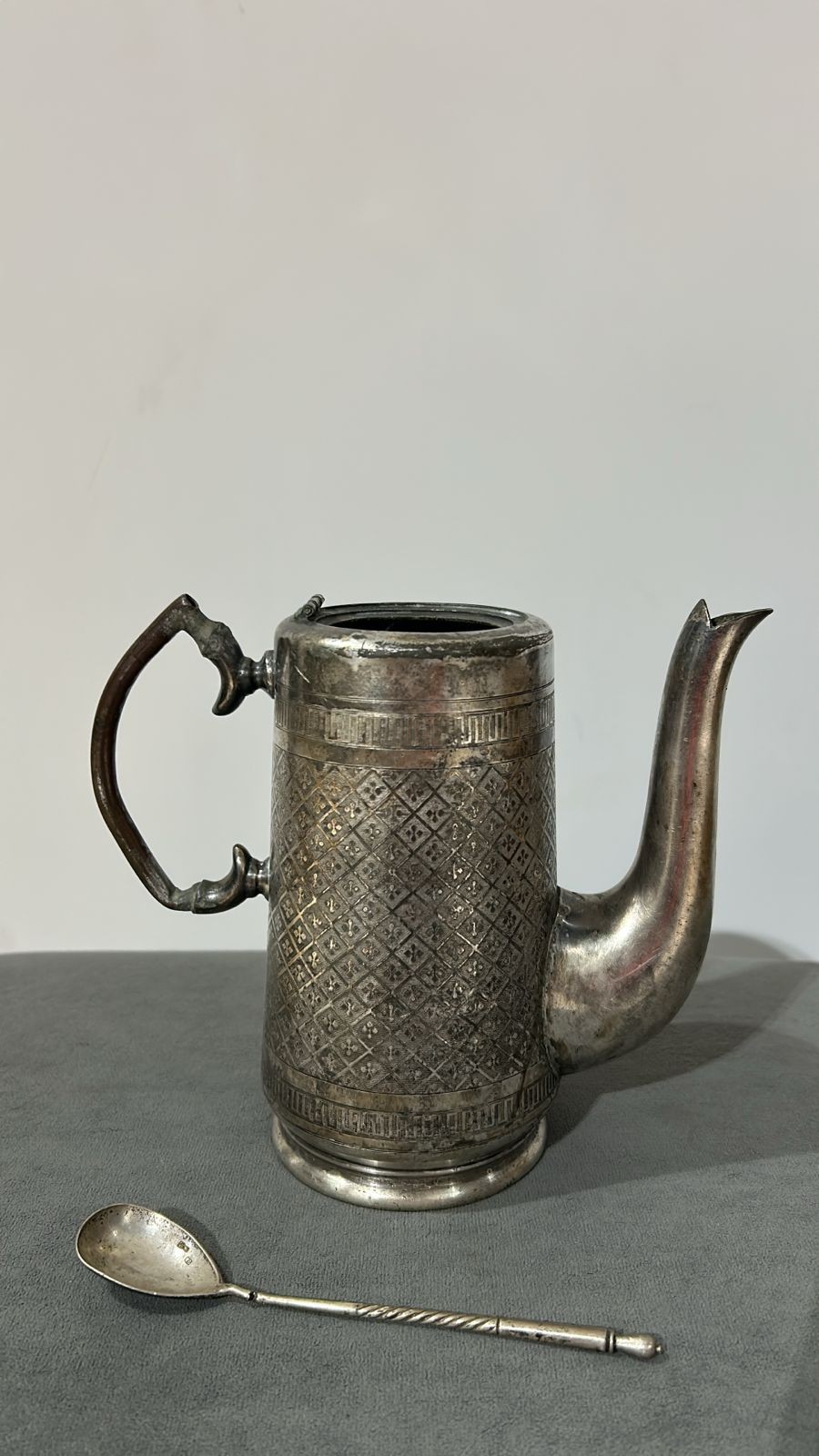 Әйелдің ер адамның аузына сиып жатқан видеосы