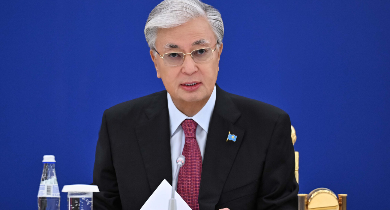 Ер адам әйелге интимдік шаш үлгісін береді