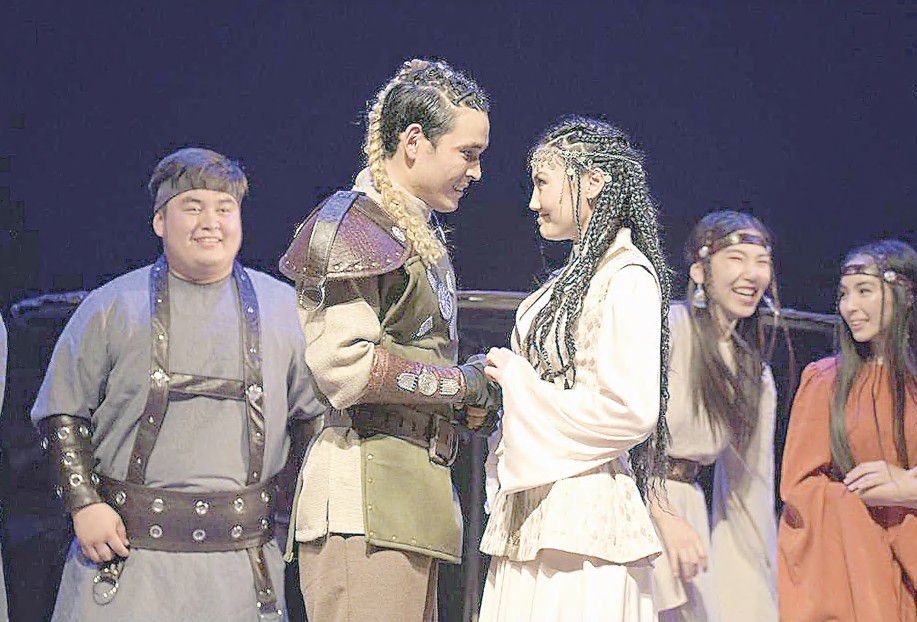 Бас жүлдені Абай театры алды