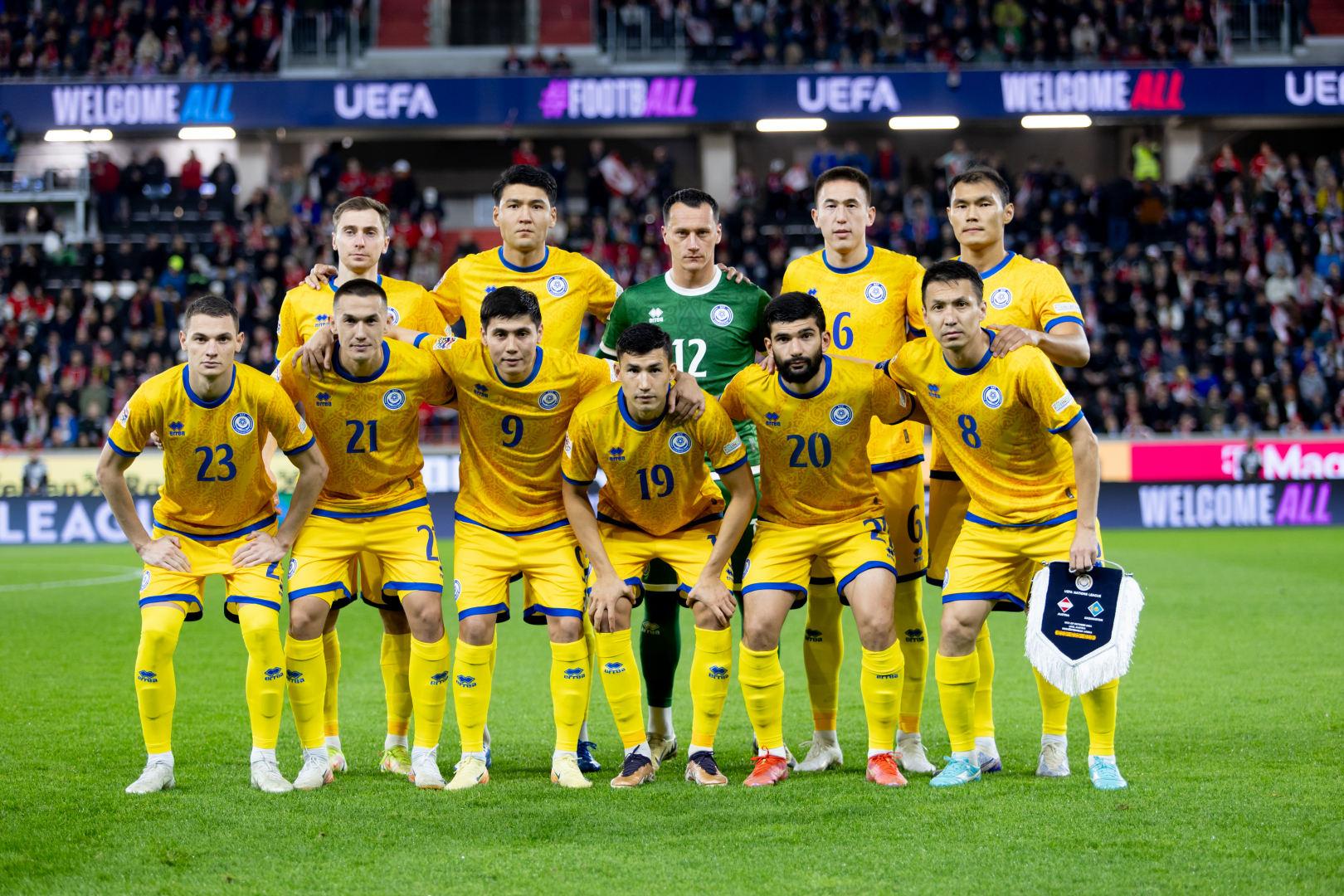 Транссексуал әйелді шұлықпен трахает.