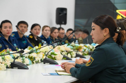 Сарбаздар AI-sulu-мен танысты