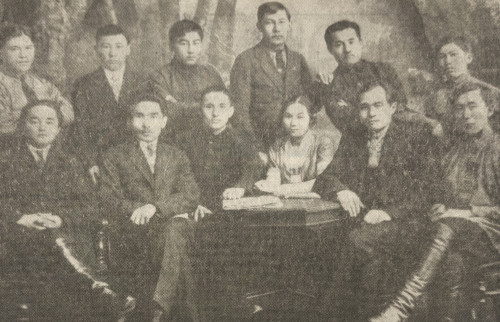 Мәншүк Мәметованың ата-анасының суреті жарияланды