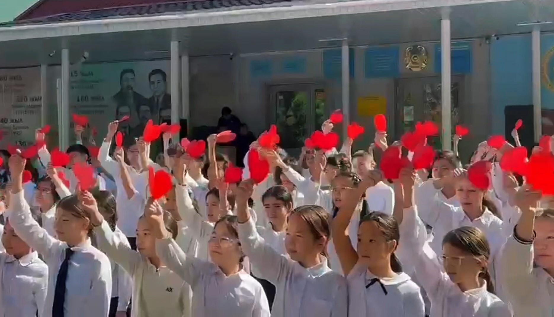 Екі мың оқушы ел ұстаздарына арнап ән шырқады