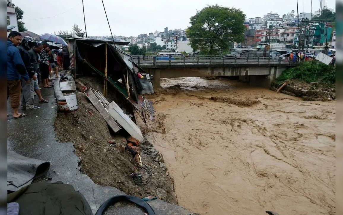 Непал мен Үндістанда толассыз жауған жаңбыр салдарынан ондаған адам қаза тапты