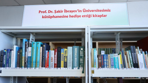 Белгілі профессор 3000 кітабын кітапханаға тапсырды
