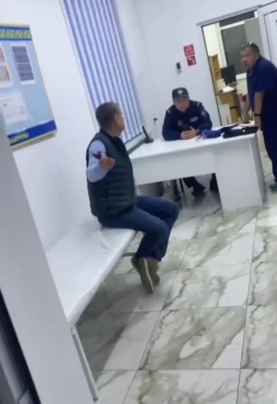 Қызыл шашты қызметшімен порно көру Селенамен бірге порно фильмдерді қараңыз