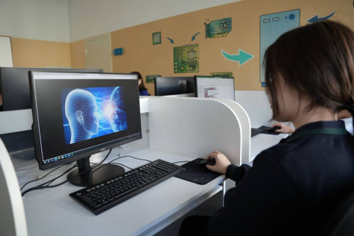 Келешек мектептерінің оқу бағдарламасына AI тақырыптары енгізілді