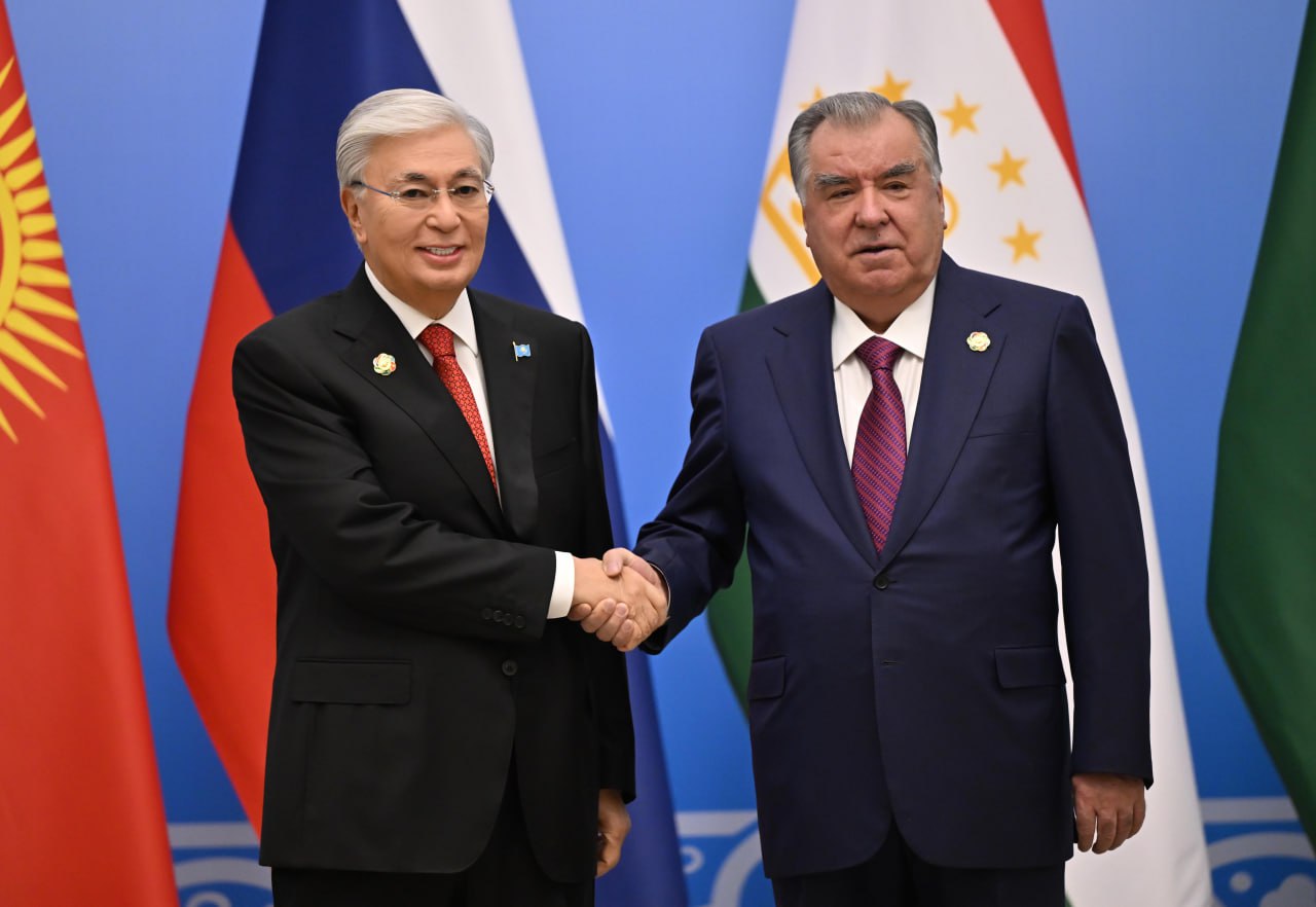 Порно ағасы ас үйде әпкесімен араласады