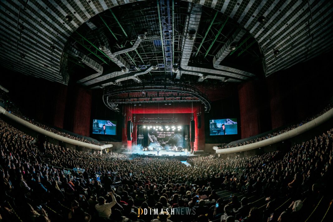 Айтулы сахнада ән салды