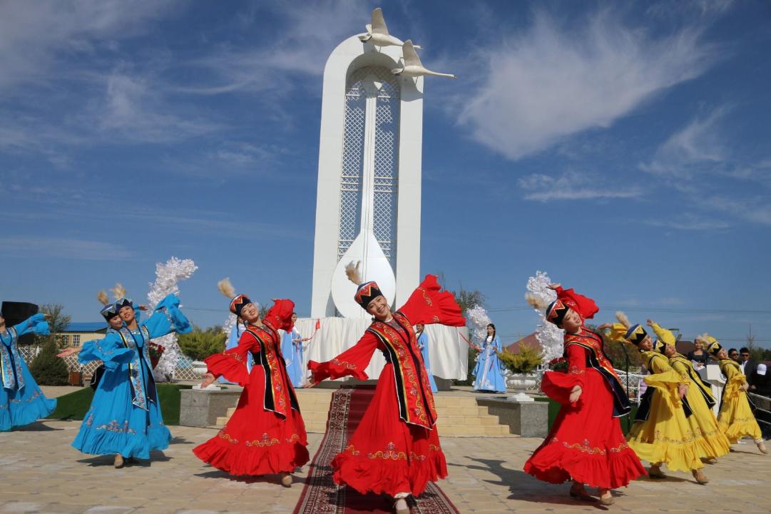 Нұрғиса Тілендиевтің туған ауылында еңселі стэлла орнатылды