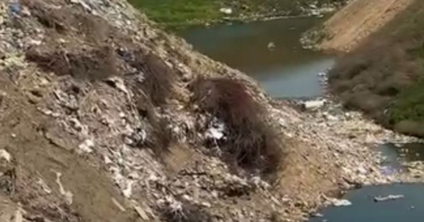 Мен отырып, жұлқынып жатқан едім, көршім кіріп келді.