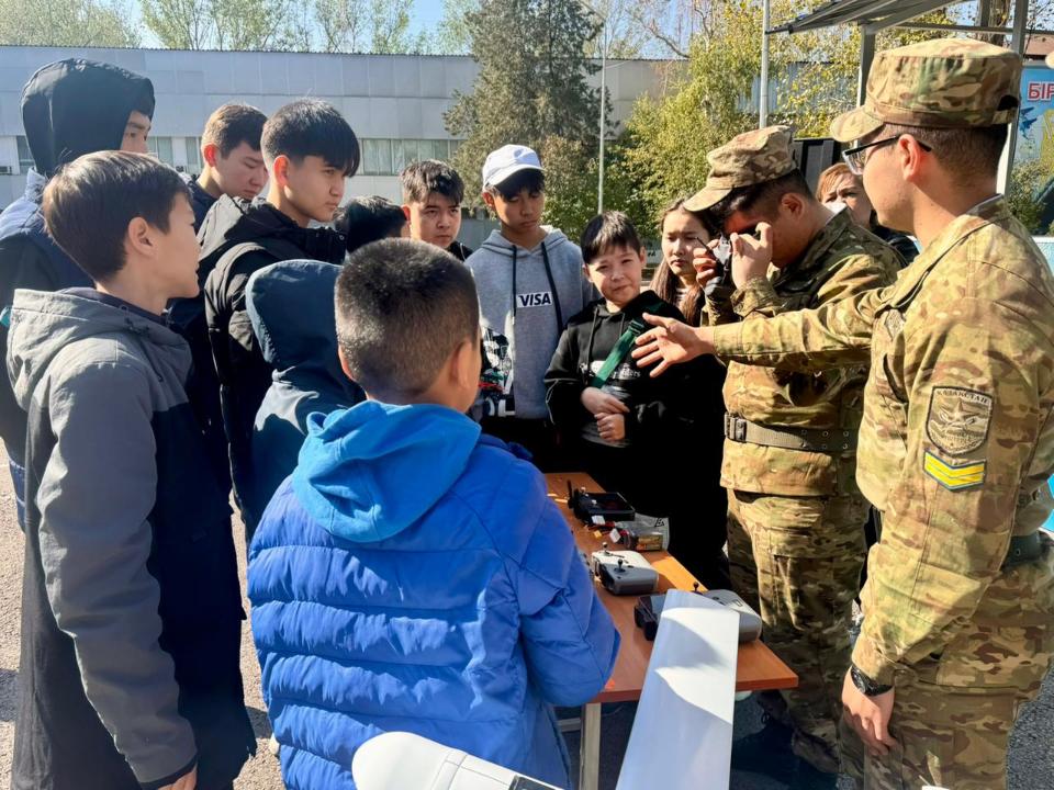 Республика күні қарсаңында жүзден аса оқушы болашақ офицерлерге қонаққа барды