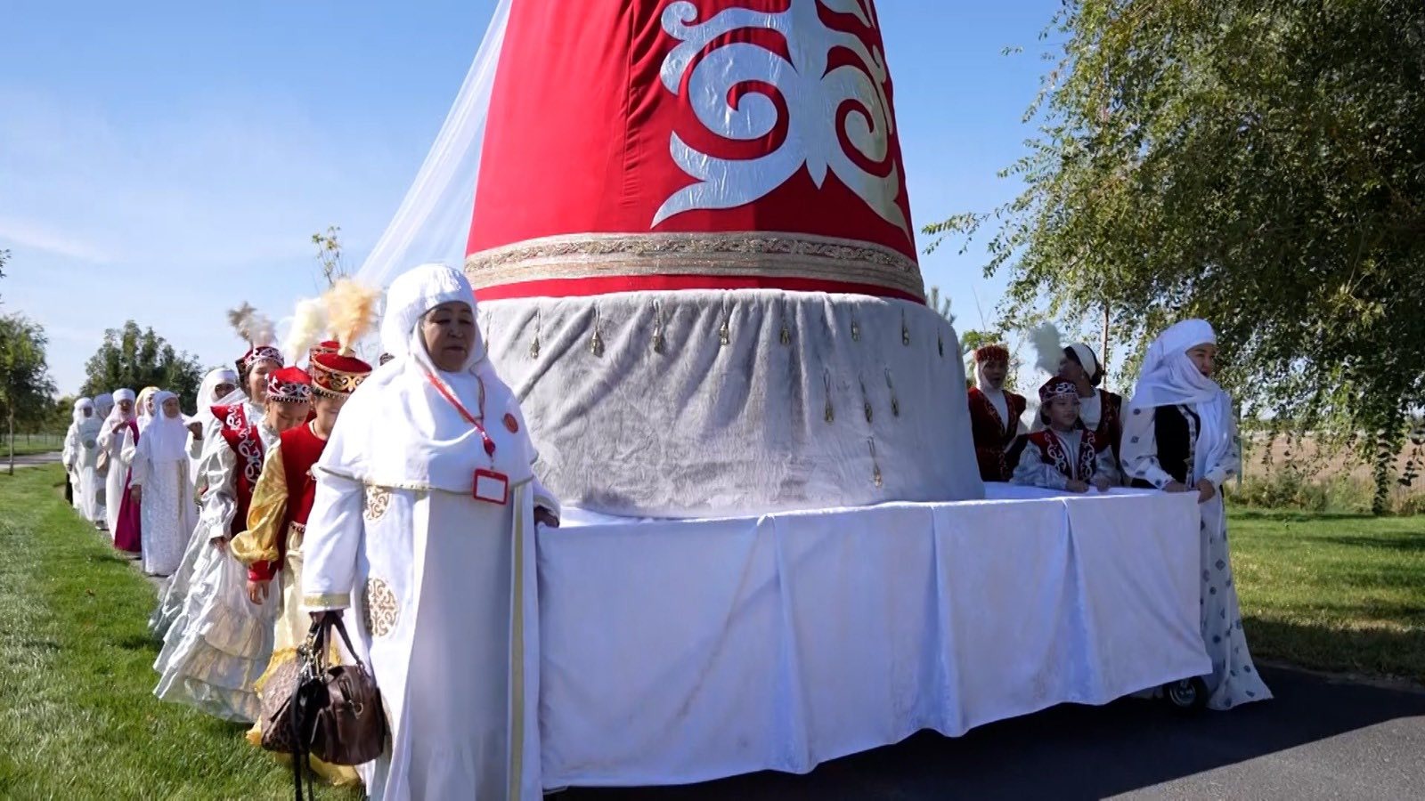 Түркістанда тігілген сәукеле рекордтар кітабына енді