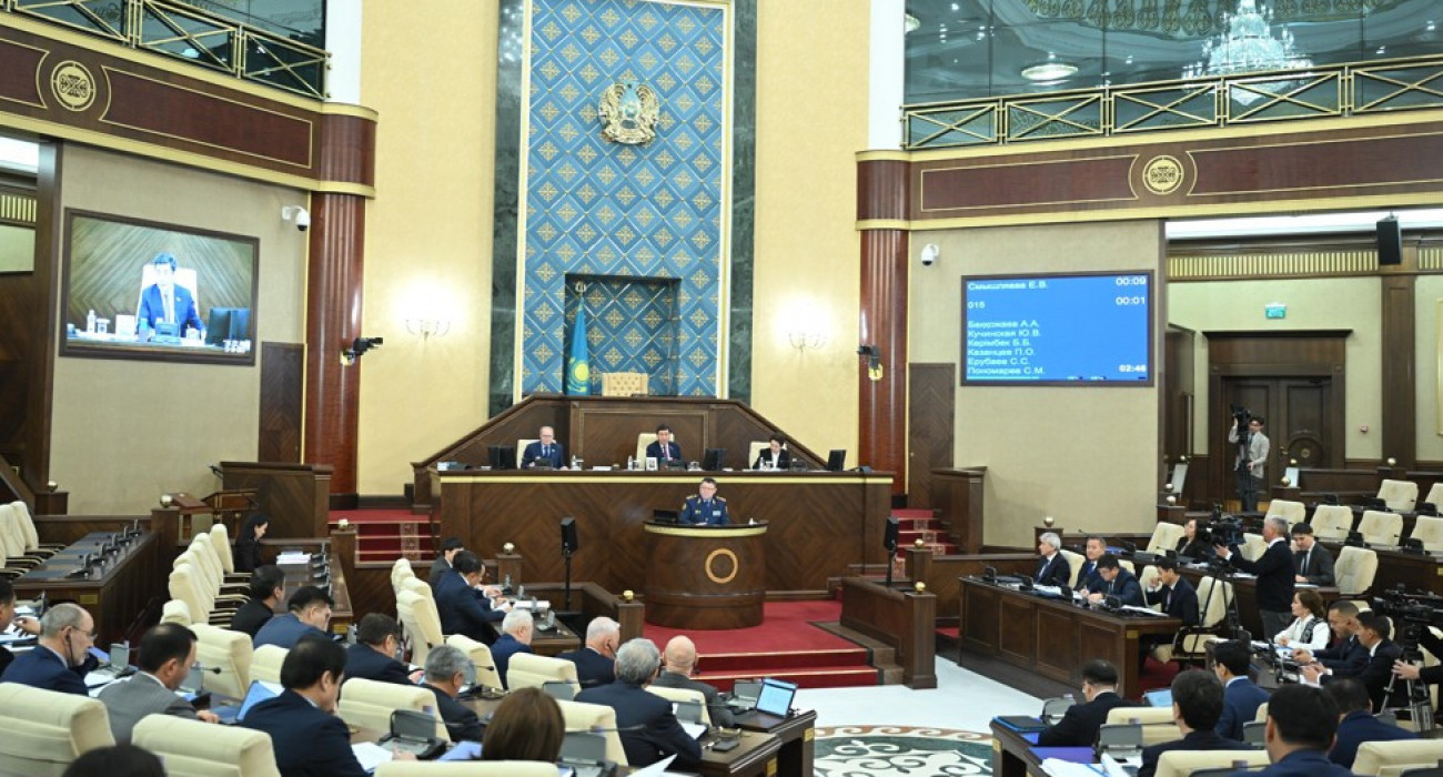 Аққұбалар ас үйдегі сүтті сауып жатқан порно видео Топтық секс порно видео