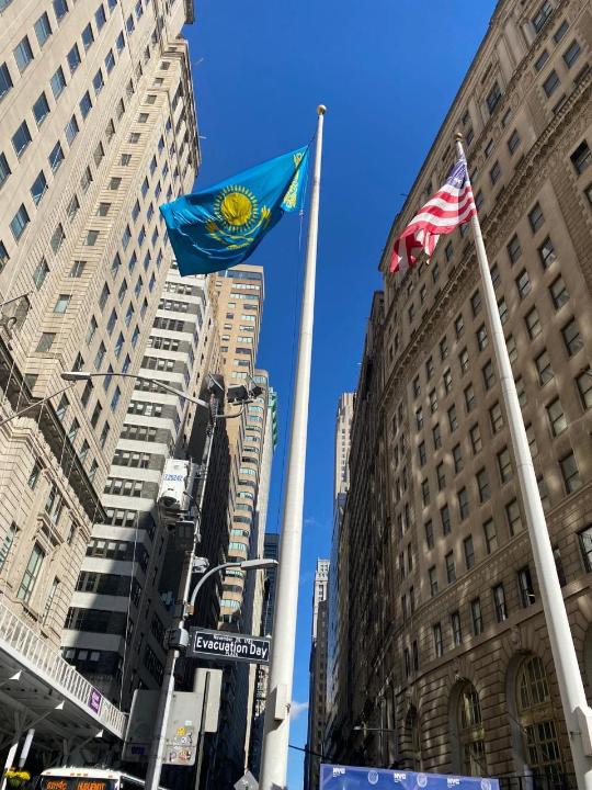 Нью-Йоркте Республика күніне орай Қазақстанның туы көтерілді