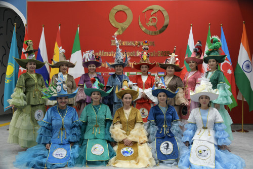 Біз бақшада тыңшылық жасап жатырмыз