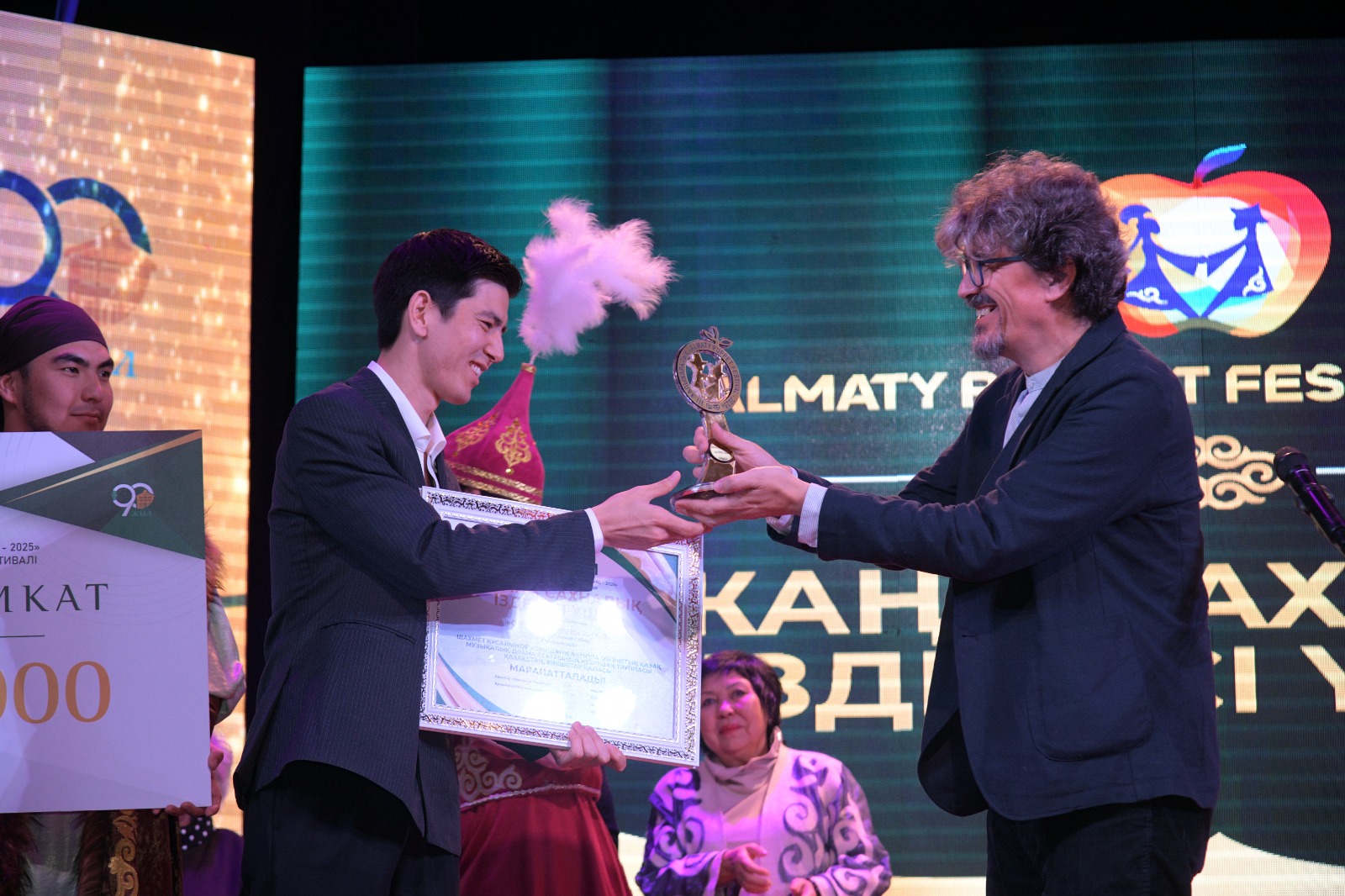 Орыс порнографиясы шұлықтардағы және тұрған киімдегі