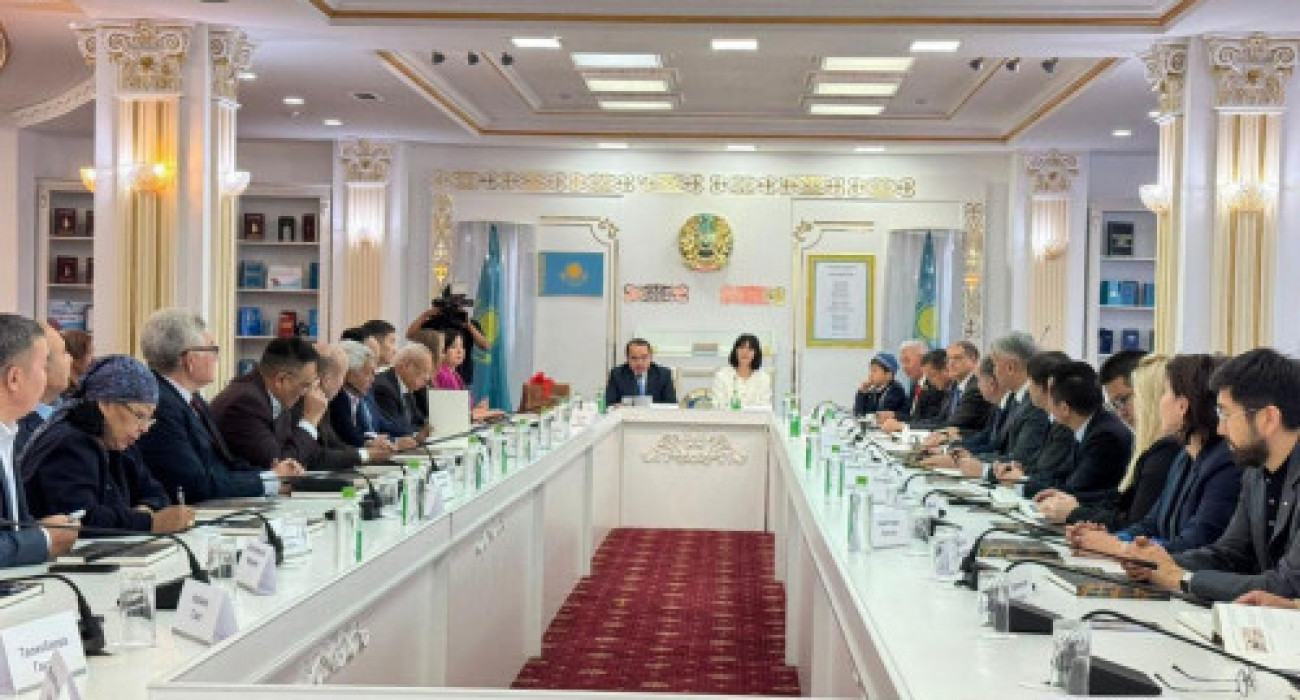 Орыс порно нимфоманиялары Ол еңкейіп, есегін жайып жіберді (фото)