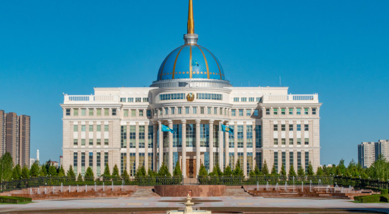 Республика күні қарсаңында Президент еңбек әулеттері мен жұмысшыларды марапаттады