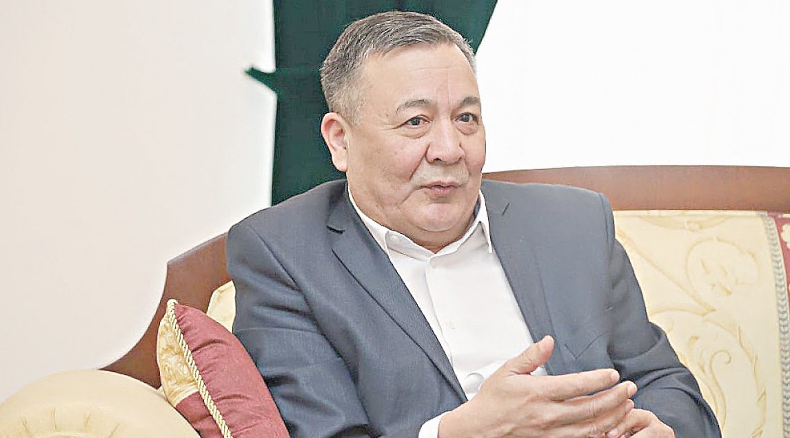 Порно актриса Блейк Степан Аленаның кискасын жалайды