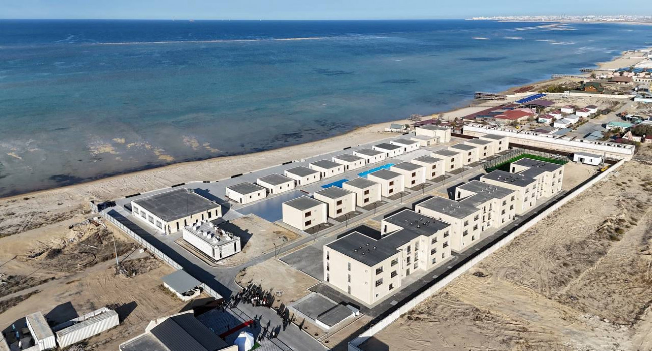 Ол ағасының мүшесін сорып, спермасын жұтып қойды. Аяқ киіммен жыныстық қатынас