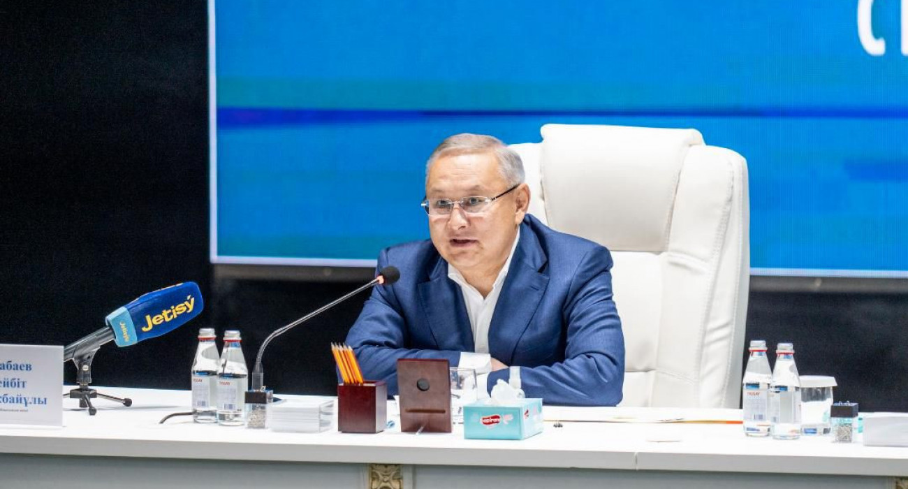 Ол жыныстық қатынасқа тыңшылық жасап, содан кейін қосылды.