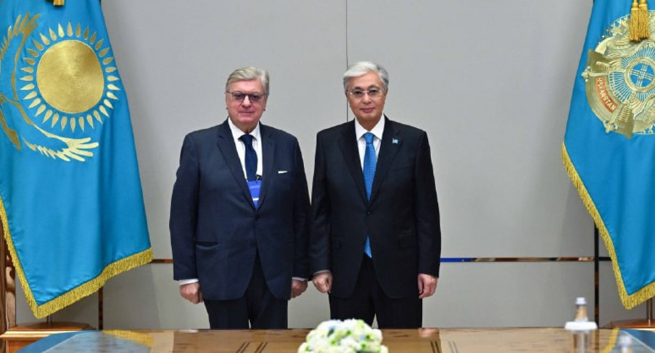 Жылтыр қара колготкидегі секс Алексис Амурдың порно суреттері