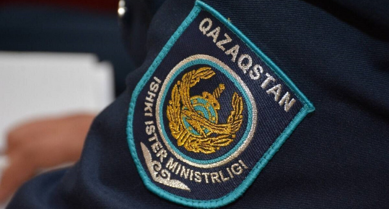 Қысқа, толық әйелдің жалаңаш суреті