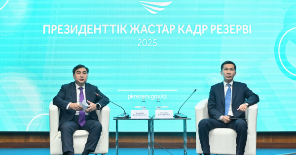 Әйелдер дәретханасының жасырын камерасының жақыннан түсірілген видеосы