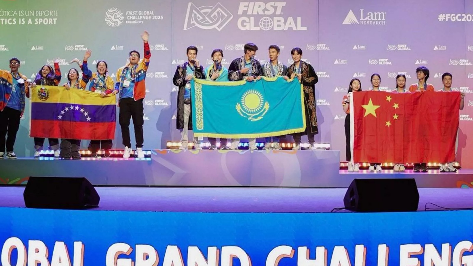 Қазақстан оқушылары Панамада өткен робототехникадан әлемнің төрт дүркін чемпионы атанды