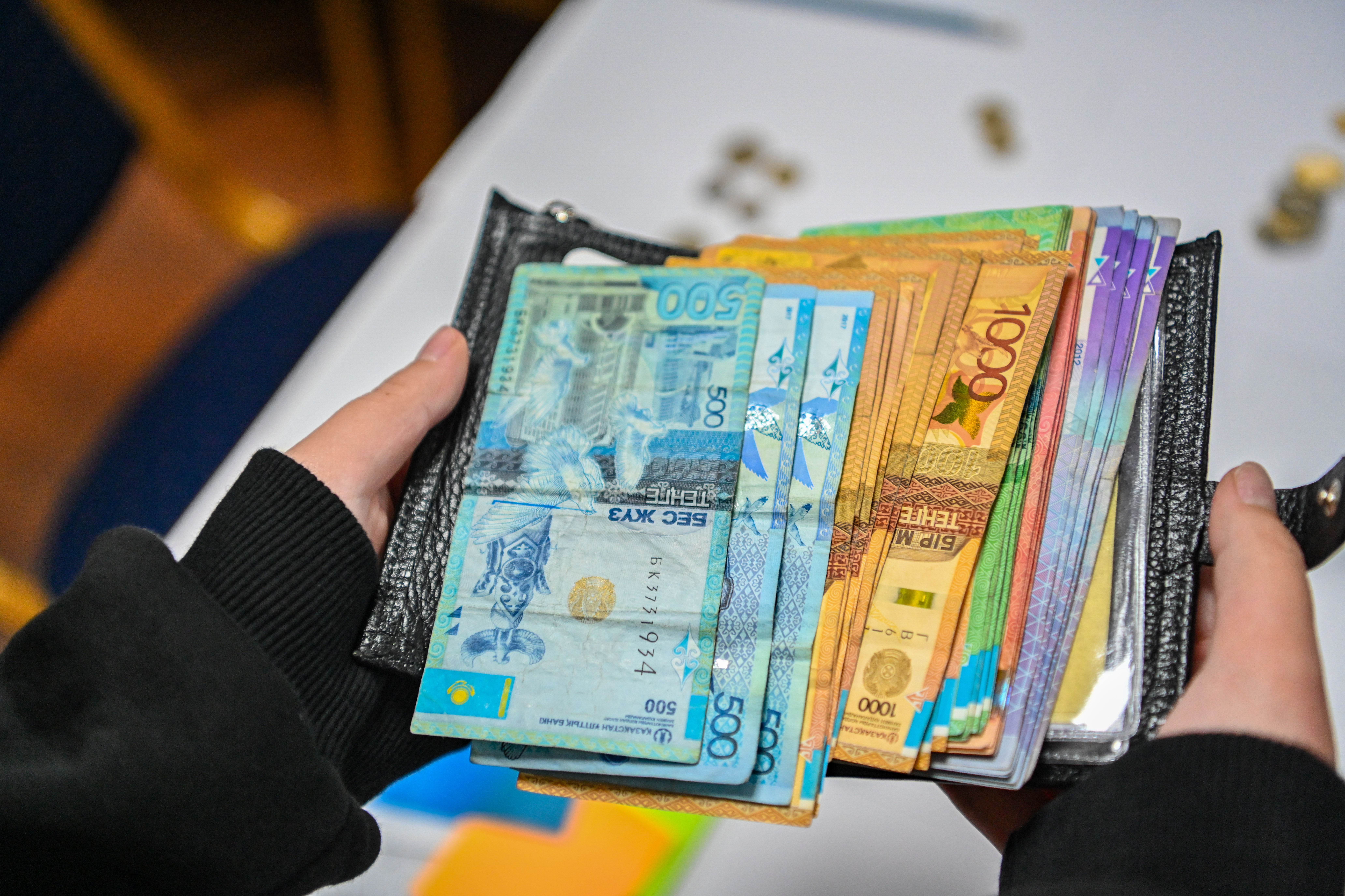 1 000 теңгелік банкнот: шын ақшаны жалған ақшадан қалай ажыратуға болады?