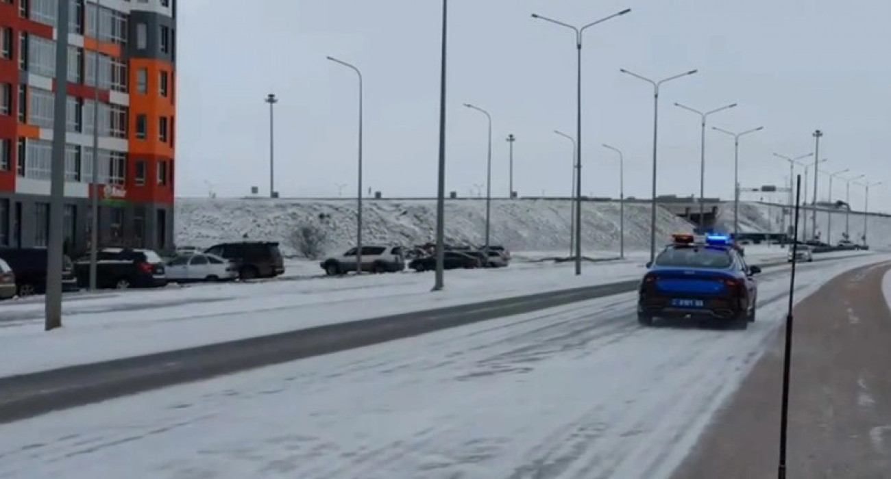 Үлкен сиськи бар кондуктор пойызда трахметке түседі