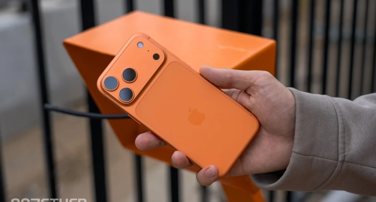 Әйел ұялы телефонына жұмыс жазады Әйел ұялы телефонына жұмыс жазады