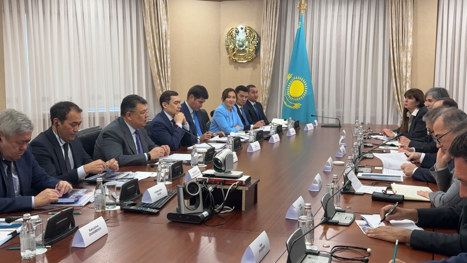 Дүниежүзілік банк өкілдерімен кездесті