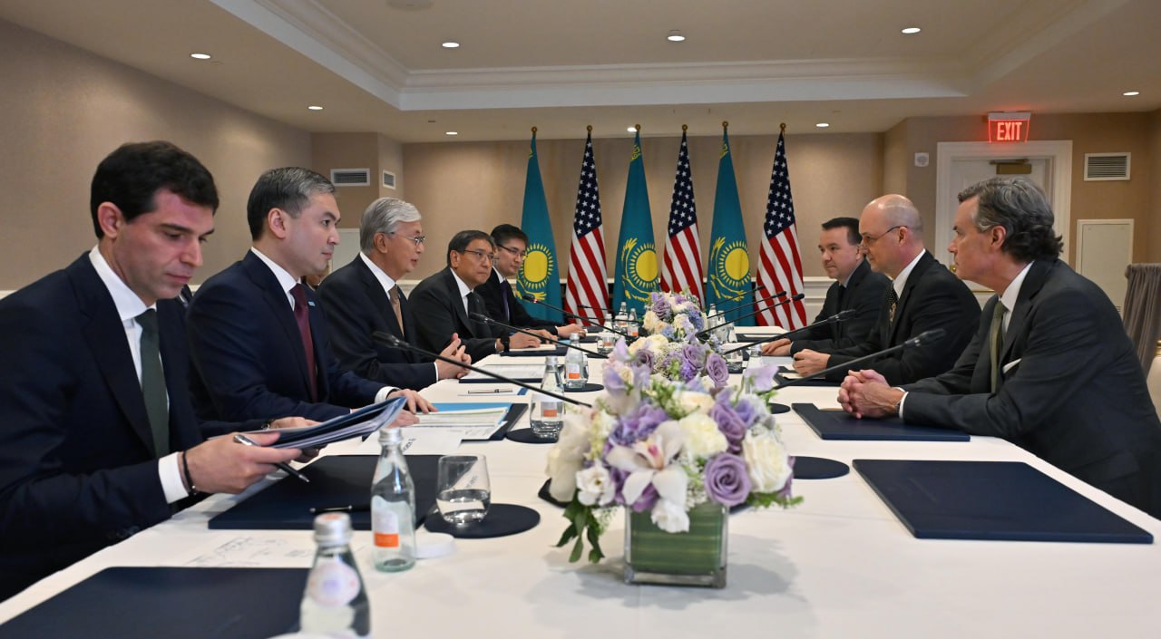 Президент John Deere компаниясының өкілі Чабо Лейкомен кездесті