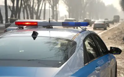 Алматыда жол қозғалысын реттеп тұрған полицейді көлік қағып кетті